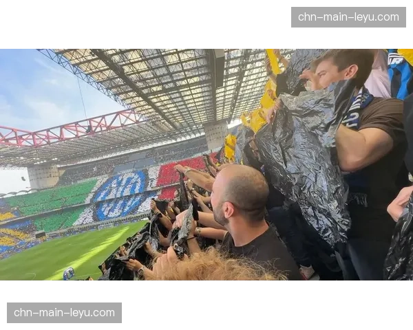 现场球迷展示巨型TIFO，纪念国际米兰俱乐部成立118周年