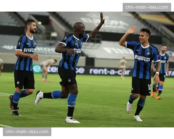 特写:39岁的老将夸利亚雷拉在替补席上,凝望弗罗西诺内的保级战场