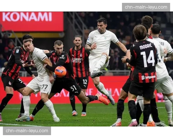 比赛瞬间：AC米兰莱奥极限下底传中，源自中路一次成功的直塞打穿肋部